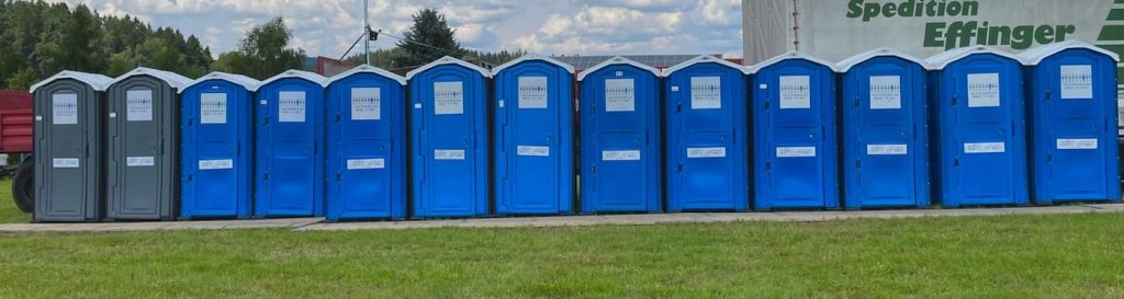 Mehrere blaue Miettoiletten Niederbayern oberfalz Bayern WC BayernWC Dixis f&uuml;r Bayern