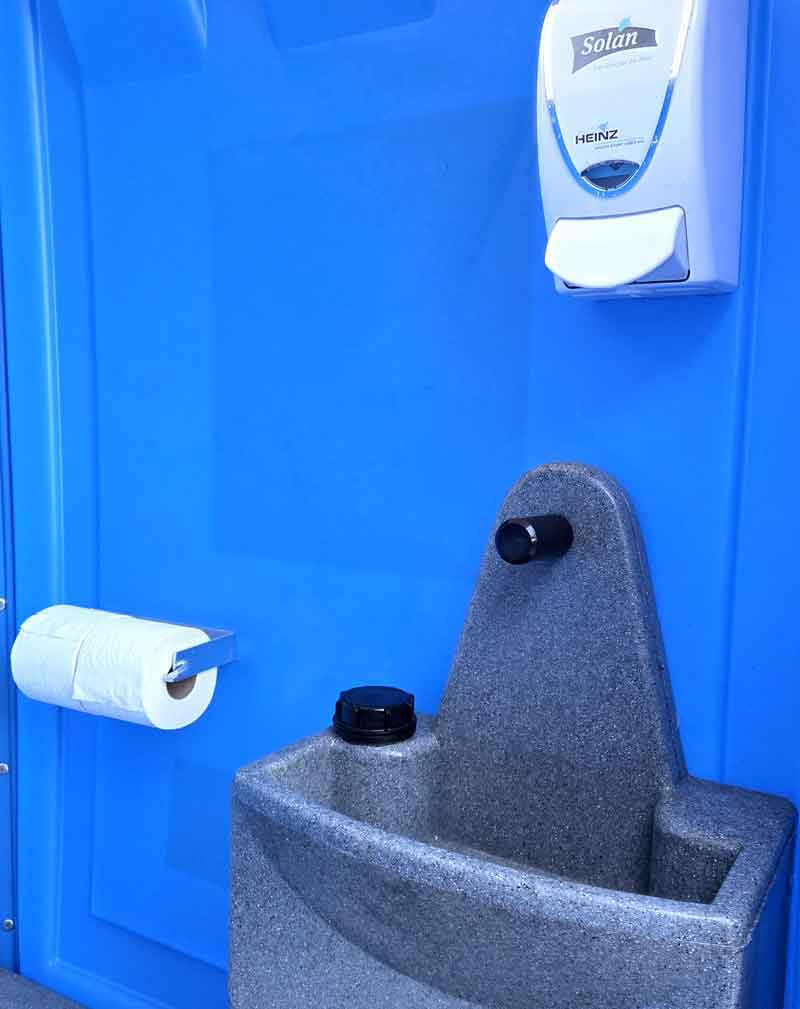 mobiles-wc-von-innen-mit-waschbecken-bayern-wc